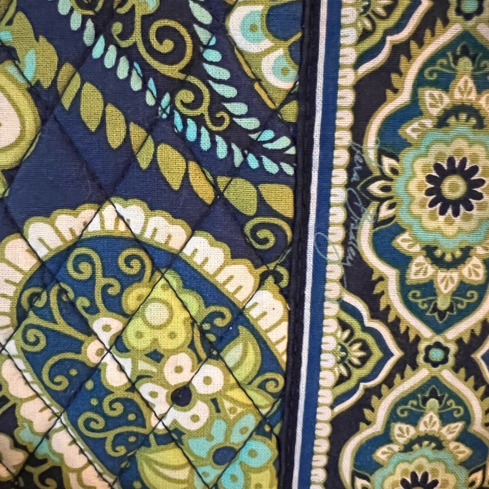 VERA BRADLEY Quilted Zippered Tablet Case in Rhythm and‎ Blues *RETIRED PRINT* - Picture 2 of 8